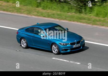 2018 (68) bleu 2dr BMW 420i M Sport, coupé 1998cc sur l'autoroute M6 près de Preston à Lancashire, Royaume-Uni. Banque D'Images