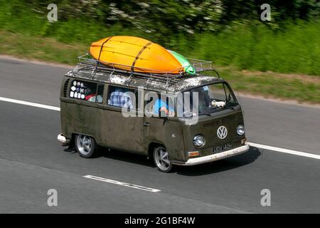 1970 années 70 VW Volkswagen 1600cc or campervan conduite sur l'autoroute M6 près de Preston dans Lancashire, Royaume-Uni. Banque D'Images