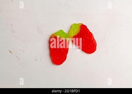 Un gros plan de bonbons aux fraises délicieux isolés sur un fond blanc Banque D'Images