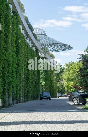 BIAŁYSTOK, POLOGNE - 02 juin 2021 : façade de nature verte du bâtiment de l'Opéra et de l'Orchestre philharmonique de Białystok. Architecture moderne avec vertical g Banque D'Images