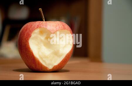 Gros plan d'une pomme rouge avec une découpe en forme de cœur Banque D'Images