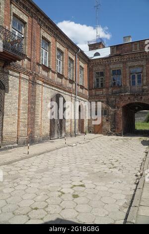 L'ancien bâtiment de la caserne de pompiers avec une tour d'observation à Białystok, rue Warszawska, Pologne. Le bâtiment historique des pompiers, construit de rouge et Banque D'Images