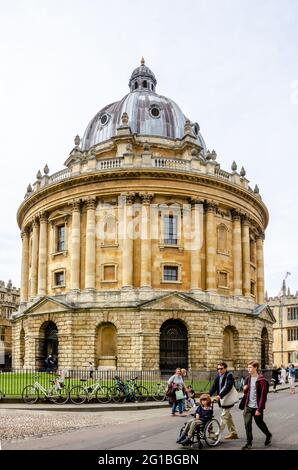 Radcliffe Camera, sur Catte Street à Oxford, conçu par James Gibbs dans un style néo-classique, est un point de repère emblématique au centre d'Oxford Banque D'Images