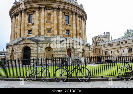 Radcliffe Camera, sur Catte Street à Oxford, conçu par James Gibbs dans un style néo-classique, est un point de repère emblématique au centre d'Oxford Banque D'Images