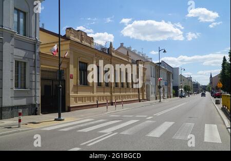 Białystok, Pologne - juin 03,2021 : le Palais Aronsons, rue Warszawska; paysage urbain de la rue historique de Bialystok avec maisons de ville et PAL de 19-siècle Banque D'Images