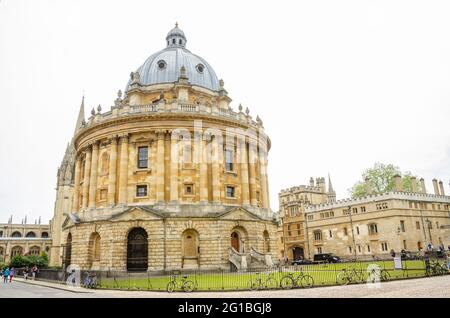 Radcliffe Camera, sur Catte Street à Oxford, conçu par James Gibbs dans un style néo-classique, est un point de repère emblématique au centre d'Oxford Banque D'Images