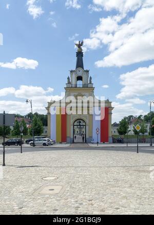 BIALYSTOK, POLOGNE - 03 juin 2021 : porte du griffon du Palais de Branicki, porte principale ornée de drapeaux de Pologne et de Białystok, Europe Banque D'Images