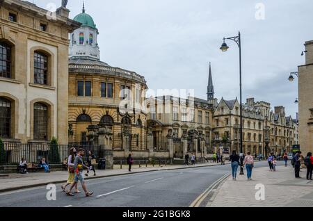 Vue sur Broad Street à Oxford, Royaume-Uni, avec de nombreux bâtiments construits en grès jaune, dont le Sheldon Theatre. Banque D'Images