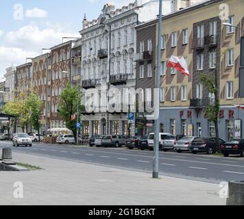 Bialystok, Pologne - 03 juin 2021 : maisons de ville de la rue Sienkiewicza, au milieu d'une luxueuse maison de maître néo-Renaissance. Banque D'Images