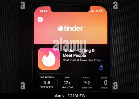 Application Tender dans l'App Store d'Apple, vue sur un écran d'iPhone 12. Banque D'Images