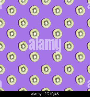 Motif kiwi répété sans couture sur fond violet. Copier l'espace. Banque D'Images