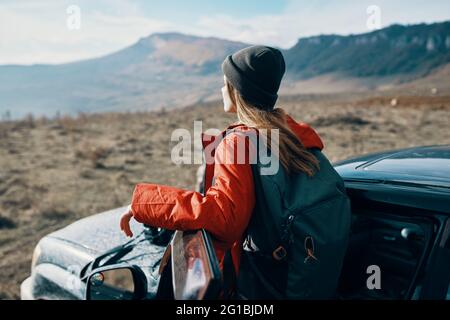 une femme voyage dans la nature avec un sac à dos et près du voiture Banque D'Images