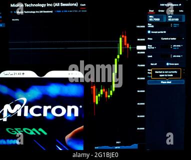 Ukraine. 6 juin 2021. Dans cette illustration, un logo Micron Technology affiché sur un smartphone avec les informations boursières de Micron Technology en arrière-plan. Credit: Igor Golovniov/SOPA Images/ZUMA Wire/Alamy Live News Banque D'Images