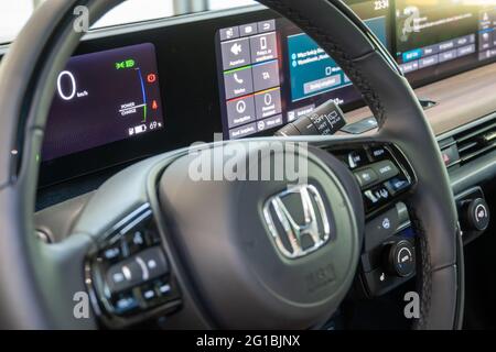 Gdansk, Pologne - 5 juin 2021 : affichage du tableau de bord de la voiture électrique Honda E avec indicateur de charge de la batterie. Banque D'Images