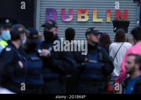 Des membres de l'unité de l'ordre public de George's Street dans le centre-ville de Dublin après des bouteilles de verre et d'autres missiles ont été projetés sur le jardin lorsqu'ils se sont affrontés avec de grandes foules rassemblées dans la ville samedi soir. Date de la photo: Dimanche 6 juin 2021. Banque D'Images