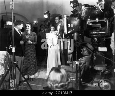 STUART ERWIN MARJORIE WEAVER LORETTA JEUNE JOEL McCrea et DAVID NIVEN sur le plateau Candid avec le directeur WILLIAM A. SEITER et Movie Crew pendant le tournage de TROIS SOURIS AVEUGLES 1938 réalisateur WILLIAM A. SEITER basé sur une pièce de Stephen Powys XXème siècle Fox Banque D'Images