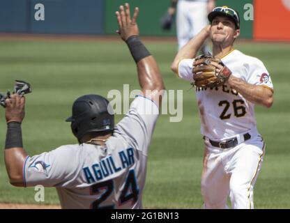 Pittsburgh, États-Unis. 06e juin 2021. Le deuxième baseman Adam Frazier (26) de Pittsburgh Pirates se lance au premier comme le premier bassateur de Miami Marlins Jesus Aguilar (24) glisse dans la deuxième base dans le cadre de la double partie du neuvième repas au PNC Park le dimanche 6 juin 2021 à Pittsburgh. Photo par Archie Carpenter/UPI crédit: UPI/Alay Live News Banque D'Images