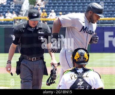 Pittsburgh, États-Unis. 06e juin 2021. Miami Marlins premier basan Jesus Aguilar (24) traverse la plaque d'accueil après son homère solo dans le deuxième repas contre les pirates de Pittsburgh au PNC Park le dimanche 6 juin 2021 à Pittsburgh. Photo par Archie Carpenter/UPI crédit: UPI/Alay Live News Banque D'Images