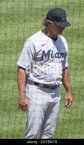 Pittsburgh, États-Unis. 06e juin 2021. Le directeur de Miami Marlins Don Mattingly (8) regarde Miami Marlins Jazz Chisholm Jr. Marcher jusqu'à la première base après avoir été frappé par un terrain dans le sixième repas contre les pirates de Pittsburgh au parc PNC le dimanche 6 juin 2021 à Pittsburgh. Photo par Archie Carpenter/UPI crédit: UPI/Alay Live News Banque D'Images