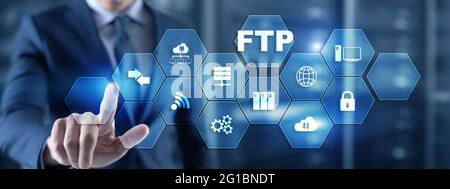 Main d'homme d'affaires touchant l'inscription FTP. Concept de technologie multimédia mixte.