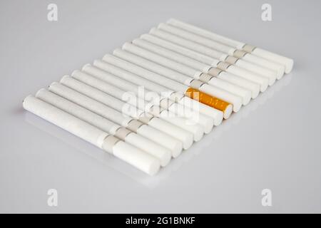 Pile de cigarettes sur fond blanc Banque D'Images