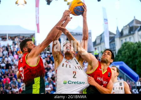 DEBRECEN, HONGRIE - JUIN 6 : Tamas Ivossev de Hongrie, Thibaut Vervoort de Belgique, Balazs Kerpel-Fronius de Hongrie pendant les finales du tournoi olympique de qualification 2021 de la FIBA 3x3 entre la Belgique et la Hongrie sur la place Kossuth le 6 juin 2021 à Debrecen, Hongrie (photo d'Istvan Derencsenyi/Orange Pictures) Banque D'Images