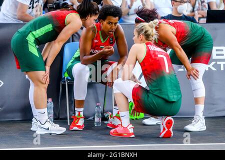 DEBRECEN, HONGRIE - JUIN 6 : Klaudia Papp de Hongrie, Cyesha Goree de Hongrie, Alexandra Theodorean de Hongrie, Doro Medgyessy de Hongrie lors de la finale des femmes de la FIBA 3x3 Tournoi olympique de qualification 2021 match entre l'Italie et la Hongrie sur la place Kossuth le 6 juin 2021 à Debrecen, Hongrie (photo d'Istvan Derencenyi/Orange Pictures) Banque D'Images