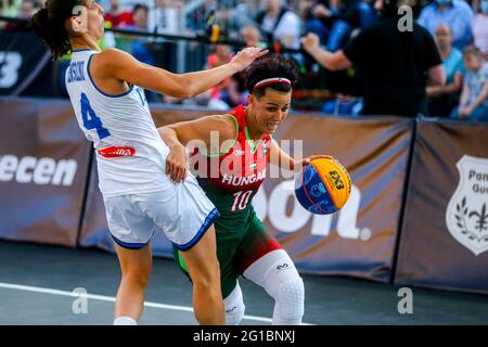 DEBRECEN, HONGRIE - JUIN 6: Présidente Consolini d'Italie, Doro Medgyessy de Hongrie, lors de la finale des femmes du tournoi olympique de qualification 2021 FIBA 3x3 entre l'Italie et la Hongrie à la place Kossuth le 6 juin 2021 à Debrecen, Hongrie (photo d'Istvan Derencsenyi/Orange Pictures) Banque D'Images