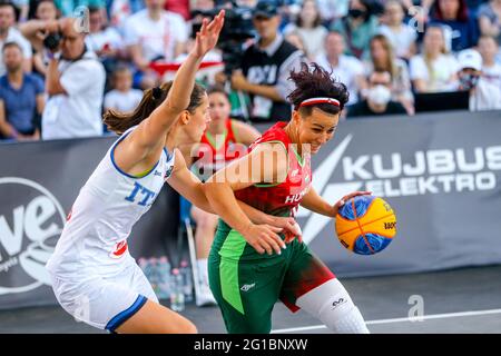 DEBRECEN, HONGRIE - JUIN 6 : Giulia Rulli d'Italie, Doro Medgyessy de Hongrie, lors de la finale des femmes du tournoi olympique de qualification 2021 FIBA 3x3 entre l'Italie et la Hongrie sur la place Kossuth le 6 juin 2021 à Debrecen, Hongrie (photo d'Istvan Derencsenyi/Orange Pictures) Banque D'Images