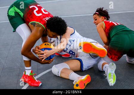 DEBRECEN, HONGRIE - JUIN 6 : Cyesha Goree de Hongrie, Giulia Rulli d'Italie, Doro Medgyessy de Hongrie pendant le match final des femmes du tournoi olympique de qualification 2021 de la FIBA 3x3 entre l'Italie et la Hongrie sur la place Kossuth le 6 juin 2021 à Debrecen, Hongrie (photo d'Istvan Derencenyi/Orange Pictures) Banque D'Images