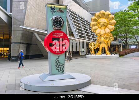 tokyo, japon - juin 04 2021 : horloge à rebours Omega du chronométreur olympique pour les Jeux Olympiques de 2021 avec la sculpture dorée du contemporain japonais Banque D'Images