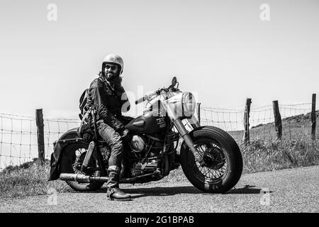 David Borras fondeur d'El Solitario MC et de son Harley Davidson 58 Panhead au festival des roues et des vagues à Biarritz, France. Banque D'Images