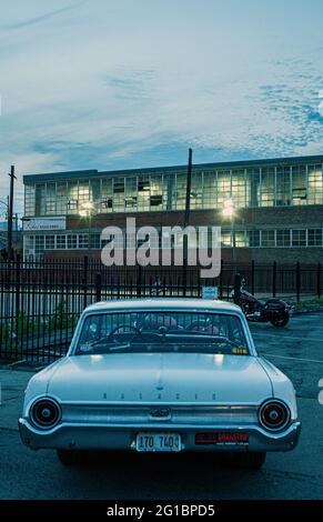 Voiture américaine classique avec fond urbain à Chicago, il, Etats-Unis .voiture américaine classique Ford Galaxie garée en face de l'ancien bâtiment industriel Banque D'Images