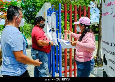 6 juin 2021 : au milieu de la pandémie de Covid-19 : Des millions de Mexicains se sont encore tournés vers le vote lors des élections de mi-mandat qui détermineront la composition de la Chambre des députés mexicaine de 500 sièges, de la chambre basse du Congrès, ainsi que de 15 postes de gouverneurs et de milliers de postes pour des postes de conseillers municipaux et municipaux. Dans cette photo : les électeurs mexicains sont prêts à entrer dans un bureau de vote à Merida, Yucatan Banque D'Images