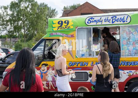 Les gens font la queue à la fourgonnette de glace pour la glace froide en une chaude journée de printemps, Selly Park, Birmingham, Angleterre, Royaume-Uni Banque D'Images