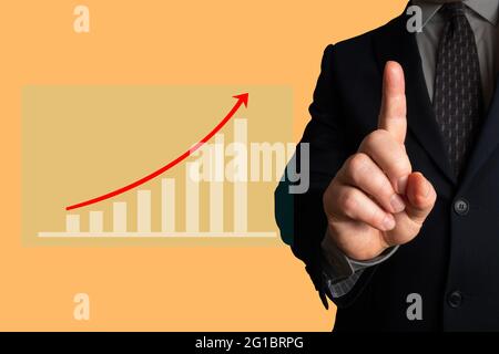 Manager, qui prend le doigt, en tant que symbole de la tendance croissante de la valeur des actions, des niveaux d'automatisation, des bénéfices, des revenus, des commandes, revenu, satisfaction du client. Banque D'Images