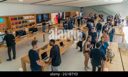San Francisco, Californie, États-Unis - août 2019 : personnes examinant les produits Apple ordinateurs portables téléphones et tablettes à l'Apple Store de Union Square Banque D'Images