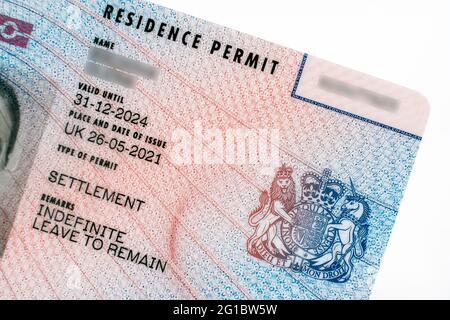 Nouveau type de permis de séjour biométrique carte BRP délivrée par Home Office au Royaume-Uni en juillet 2021. Gros plan du document de permis de séjour pour une durée indéterminée de l'EJ Banque D'Images