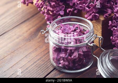 Fleurs de lilas dans un pot, bouquet de fleurs de Syringa violettes sur fond. La préparation de la perfusion, du sucre aromatique ou de la confiture de fleurs lilas. Banque D'Images