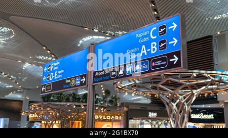 Istanbul, Turquie - juillet 2019 : signalisation directionnelle aux portes d'embarquement dans la zone de transit de l'aéroport de New Istanbul Banque D'Images