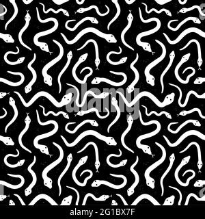 Serpents blancs sur fond noir motif sans couture. Icône d'illustration du style de grunge vectorisé à la main. Différents motifs de serpents monochromes sans couture Illustration de Vecteur