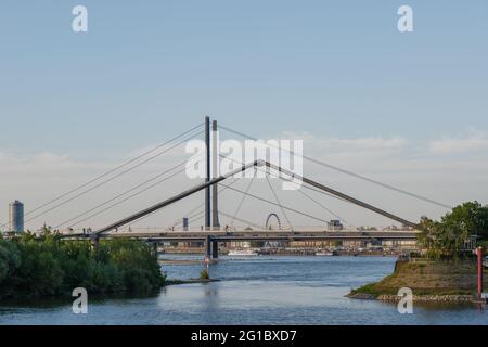 Vue extérieure ensoleillée sur le port, pont piétonnier suspendu, tour Rhein et promenade au bord de la rivière Rhein et paysage urbain au port Media. Banque D'Images