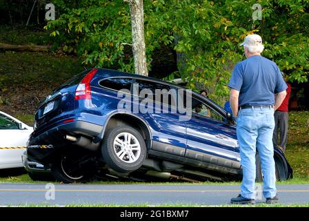 Un touriste a accidentellement stationné son véhicule dans un fossé de drainage le long d'une route dans le parc national de Shenandoah, Virginie, États-Unis. Banque D'Images