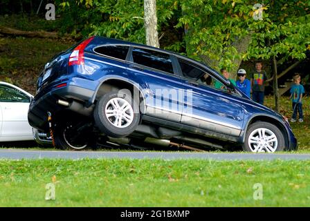 Un touriste a accidentellement stationné son véhicule dans un fossé de drainage le long d'une route dans le parc national de Shenandoah, Virginie, États-Unis. Banque D'Images