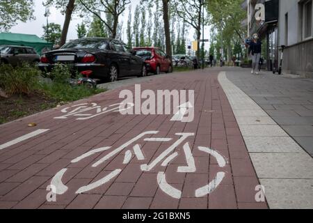 Vue sélective du logo, du symbole ou du pictogramme du vélo sur la voie du vélo à côté du trottoir et de la rue en Europe. Banque D'Images