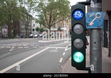 Feu de circulation vert sélectif avec symbole de vélo sur le trottoir à côté de la piste cyclable en Europe. Banque D'Images