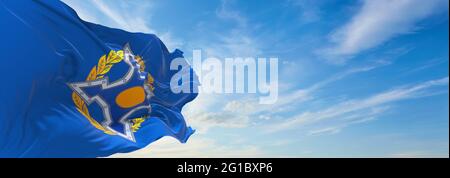 Minsk, Bélarus - mai 2021 : drapeau de l'Organisation du Traité de sécurité collective agitant sous le vent à la barre des drapeaux sur fond de ciel bleu. illustration 3d. Banque D'Images