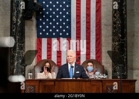 Le président Joe Biden, accompagné du vice-président Kamala Harris et de la présidente de la Chambre Nancy Pelosi, D-Californie, prononce un discours lors d'une session conjointe du Congrès, le mercredi 28 avril 2021, au Capitole des États-Unis à Washington (D.C.) (photo officielle de la Maison Blanche par Adam Schultz)