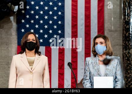 Le vice-président Kamala Harris entre dans la Chambre du Capitole des États-Unis pour le discours conjoint du président Biden au Congrès, le mercredi 28 avril 2021 à Washington, DC. (Photo officielle de la Maison Blanche par Lawrence Jackson) Banque D'Images