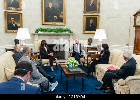 Le président Joe Biden et le vice-président Kamala Harris rencontrent des membres bipartites du Congrès le lundi 12 avril 2021, dans le Bureau ovale de la Maison Blanche. (Photo officielle de la Maison Blanche par Adam Schultz) Banque D'Images